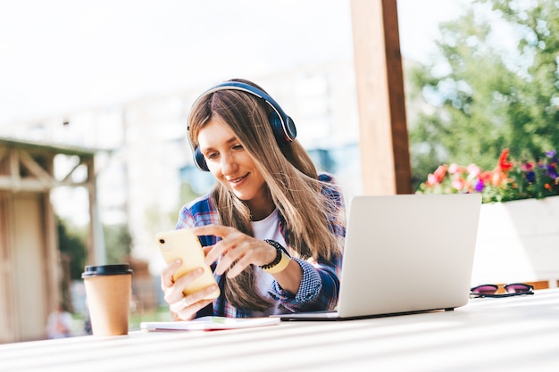 Femme au casque ayant un appel vidéo