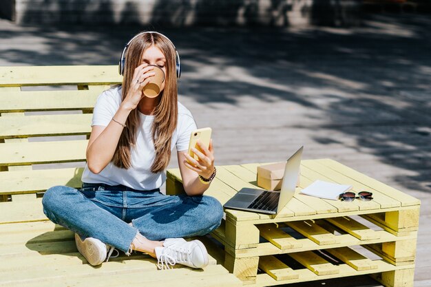 Photo femme au casque ayant un appel vidéo