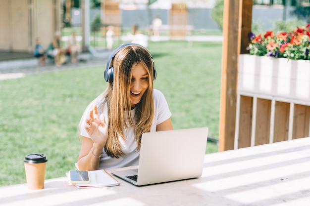 Femme au casque ayant un appel vidéo