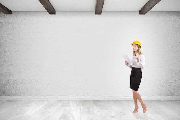 Femme au casque dans une salle vide