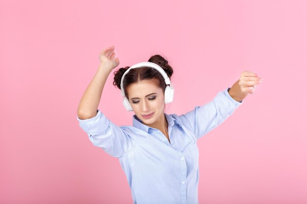 Femme au casque écoutant de la musique