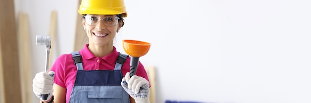 Femme au casque de protection tenant le piston et la clé