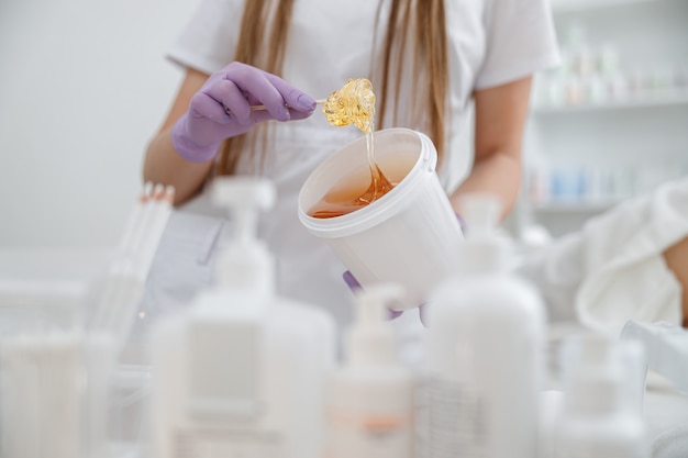 Femme au centre de cosmétologie