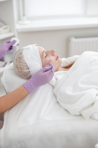 Femme au centre de cosmétologie