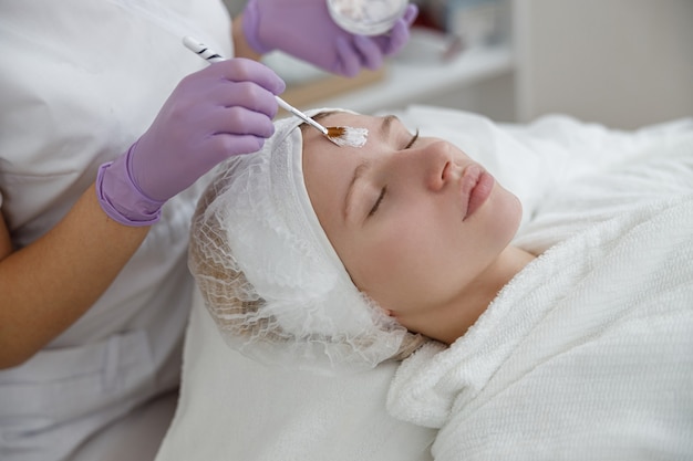 Femme au centre de cosmétologie