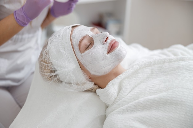 Femme au centre de cosmétologie