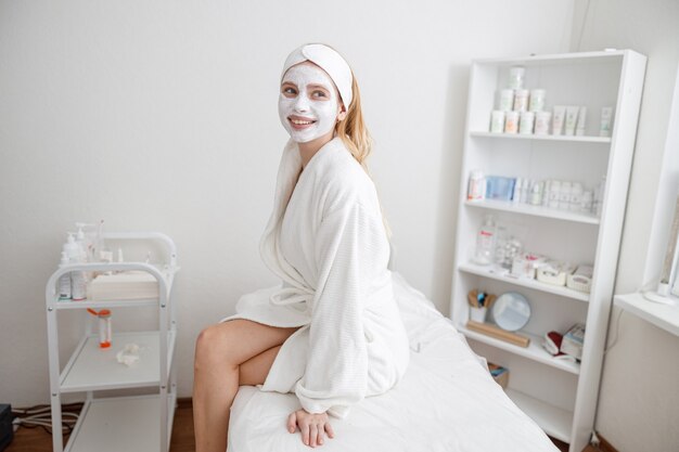 Femme au centre de cosmétologie