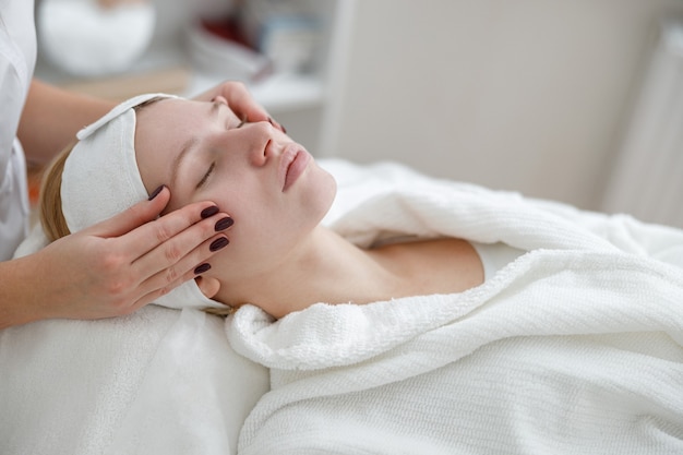 Femme au centre de cosmétologie