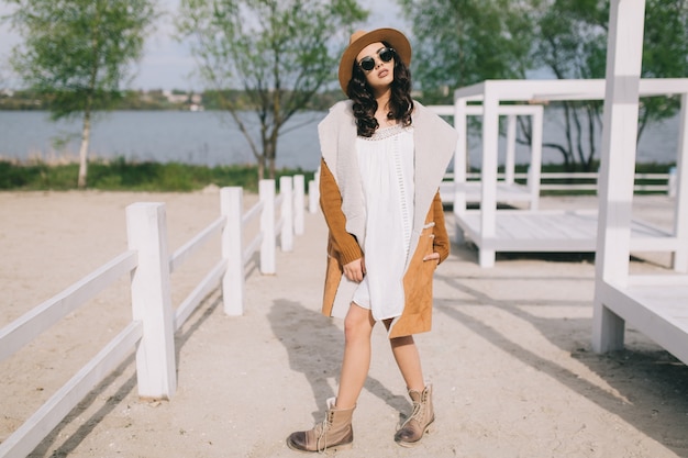 Femme au chapeau et bottes