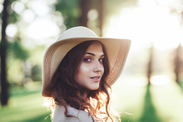 femme au chapeau à l'extérieur