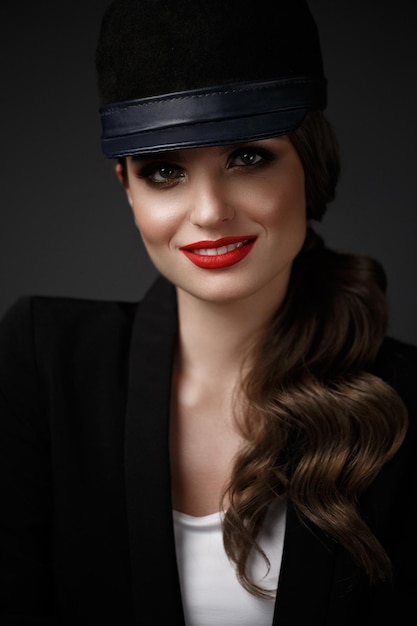 Femme au chapeau à la mode