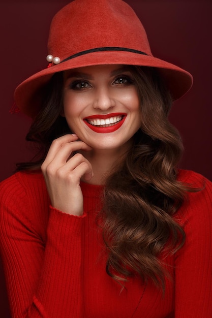 Femme au chapeau à la mode