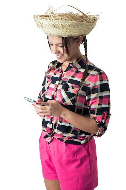 Une femme au chapeau de paille envoie des textos sur son téléphone