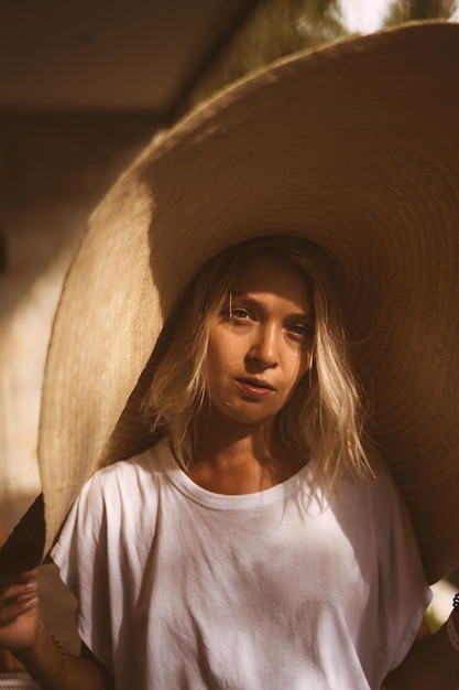 Femme au chapeau de paille à large bord