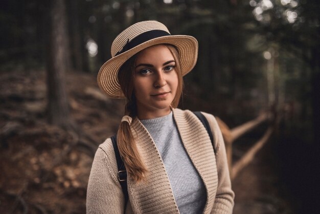 Femme au chapeau et robe grise