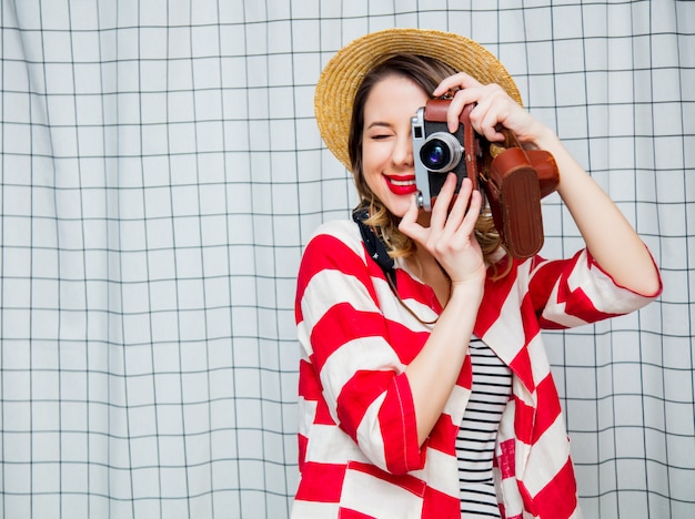 Femme Au Chapeau Et Veste Rayée Avec Appareil Photo Vintage