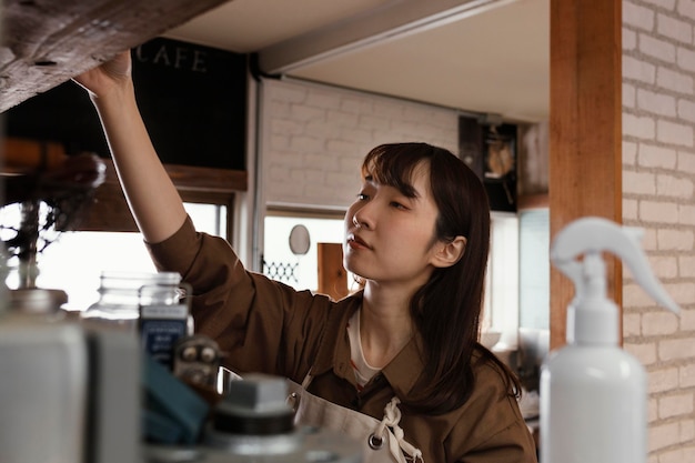 Femme au coup moyen de l'atelier