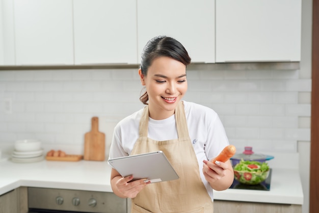 Femme au foyer asiatique cuisinant dans la cuisine