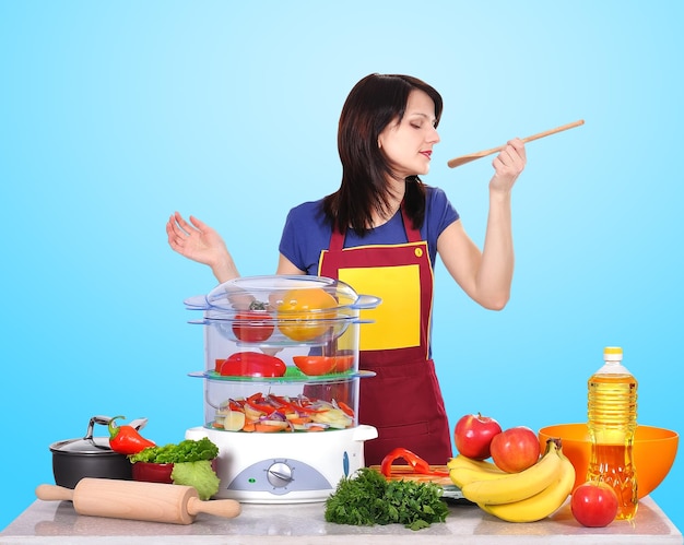 Une femme au foyer essaie des plats cuisinés