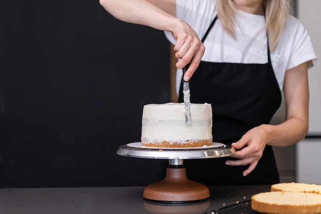 Femme au foyer expérimentée préparant un gâteau fait maison à partir de produits sans gluten dans la cuisine