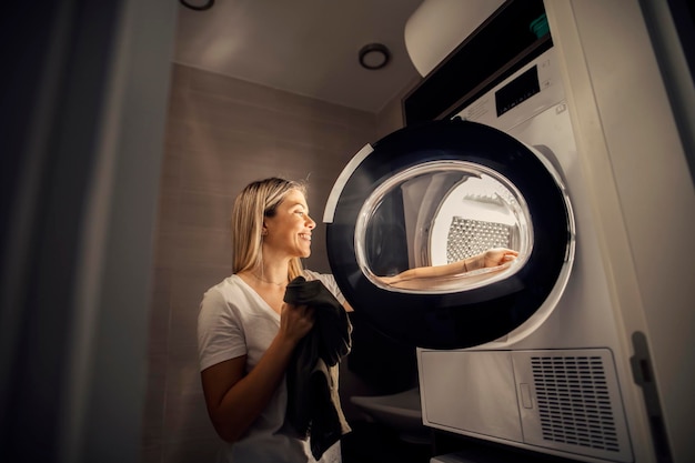 Une femme au foyer faisant la lessive la nuit