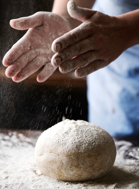 Femme au foyer faisant une pâte pour un pain