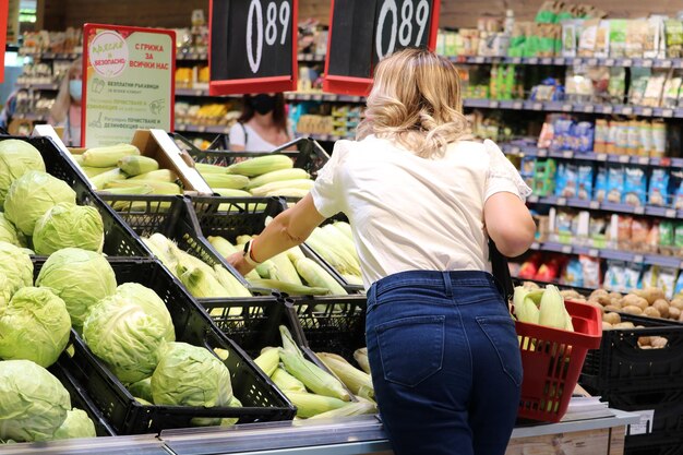 Photo une femme au foyer fait ses courses au supermarché.