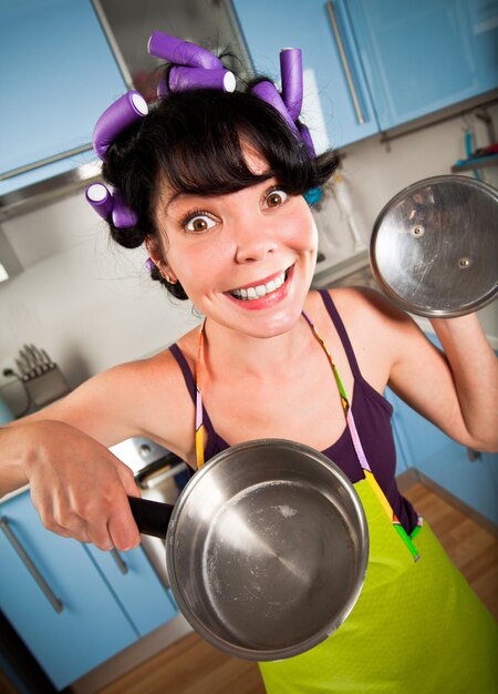 femme au foyer folle dans un intérieur de la cuisine