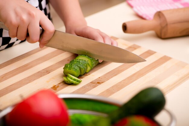 Femme au foyer jeune femme travaillant dans la cuisine