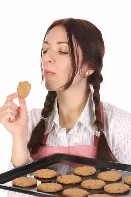 Femme au foyer mangeant une tranche de gâteau au chocolat