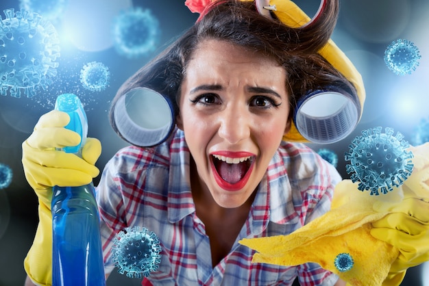 femme au foyer nettoie et désinfecte pour éloigner les germes, virus et bactéries.