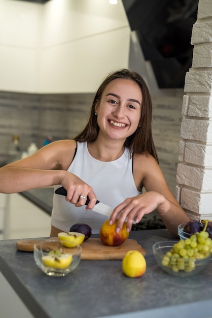 femme au foyer pendant le processus de cuisson le petit déjeuner dans la cuisine