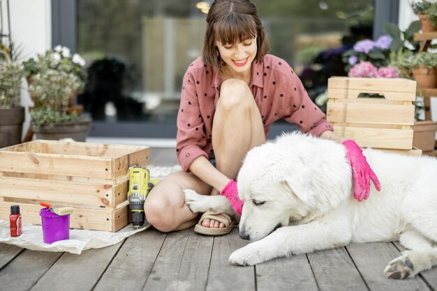 Une femme au foyer répare des caisses en bois sur une terrasse