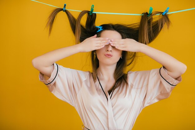 femme au foyer rétro heureuse Femme de ménage ou femme au foyer se soucie de la maison