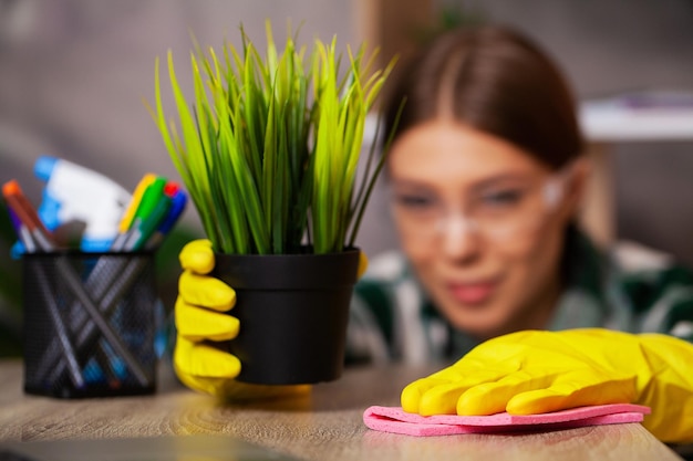 Une femme au foyer s'occupe des plantes d'intérieur à la maison