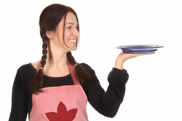 Femme au foyer tenant une assiette vide