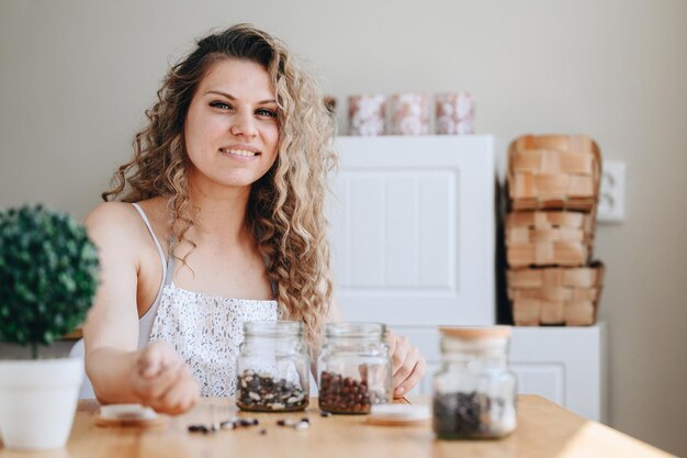 Femme au foyer trie les haricots dans la cuisine à table