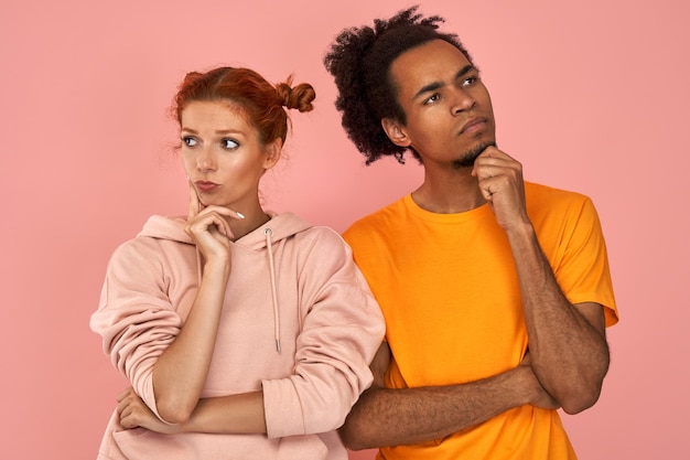 Photo une femme au gingembre réfléchie et un homme à la peau foncée ne se regardent pas rêvent de futures vacances