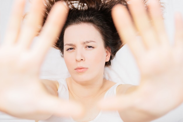 femme au lit sur une feuille blanche avec différentes émotions