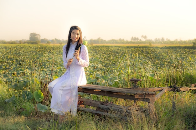 Femme au marais de lotus