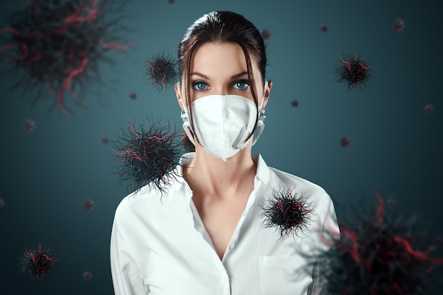 La femme au masque est protégée contre les particules du virus volant dans l'air