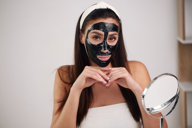 Femme au masque noir purifiant peel-off