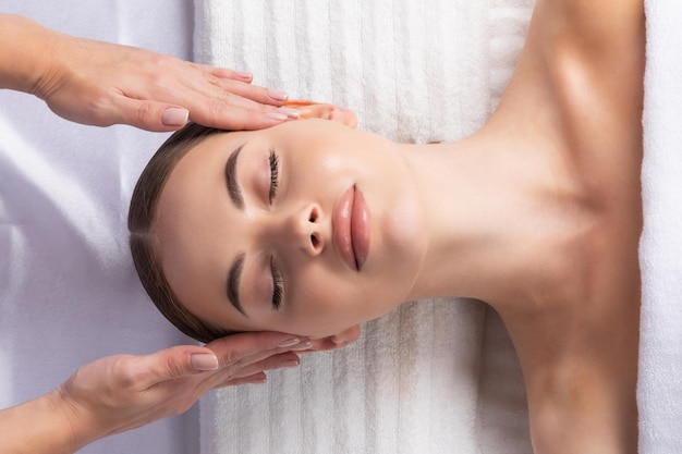 Femme au massage facial