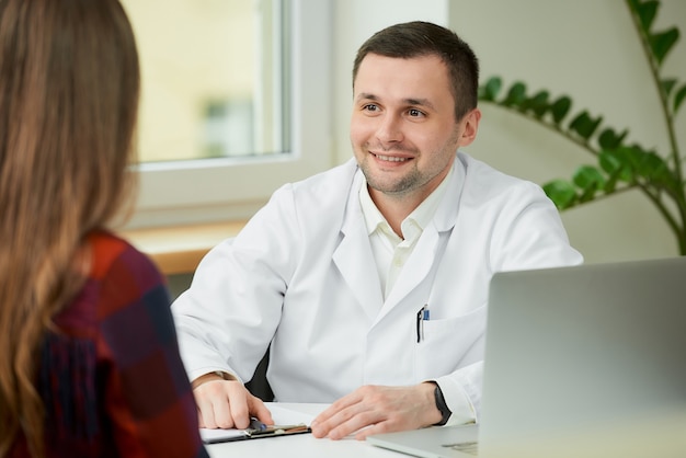 femme au médecin consulter