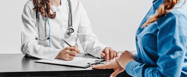 Photo femme au médecin à la réception pour vérifier la santé à table sur fond blanc isolé