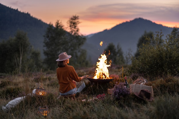 Femme au pique-nique dans les montagnes