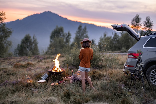 Femme au pique-nique dans les montagnes