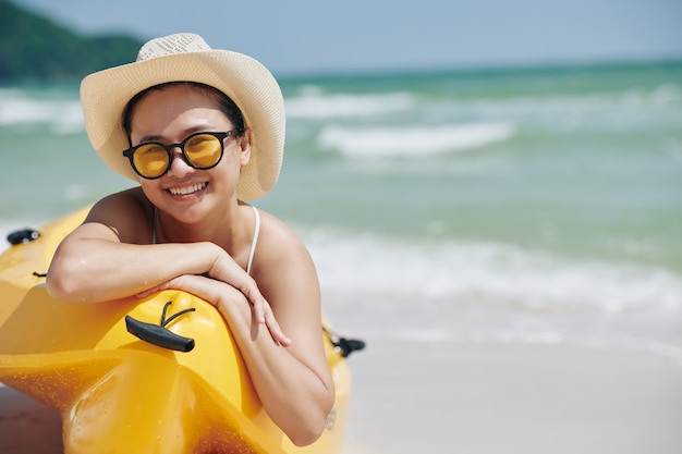 Femme au repos en bateau kayak