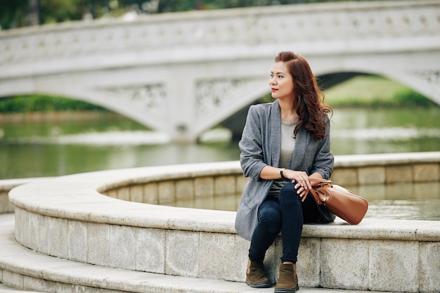 Femme au repos à la fontaine