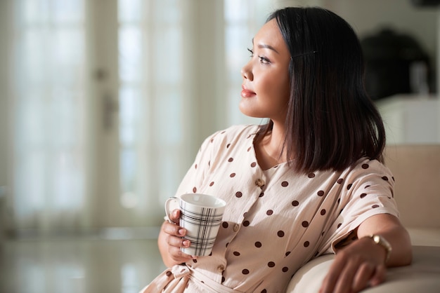 Femme au repos à la maison